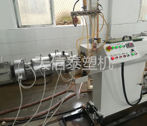青岛PE供水管生产线简述塑料机械工作原理